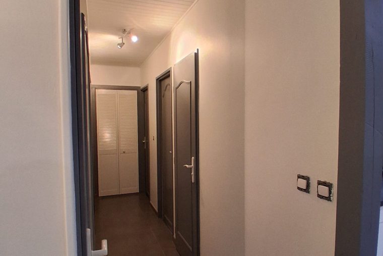 Photographie après d'une remise en Peinture d'une porte intérieur dans un couloir à Chauconin (77)