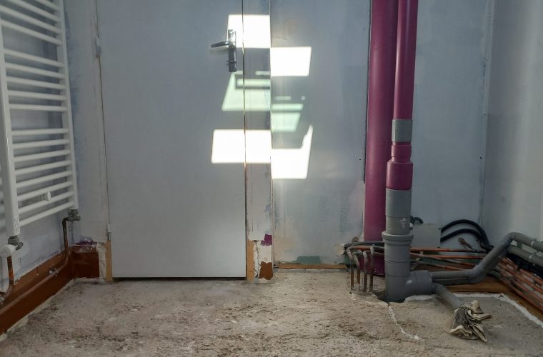 Photographie d'un chantier de carrelage en cours